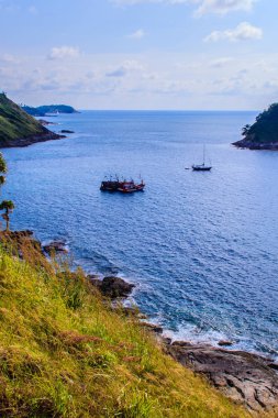 Phuket cliff ve Promthep cape, Phuket, Tayland için en güzel gün batımı bakış açısı yakın küçük adalar güzel deniz manzarası görünümü.