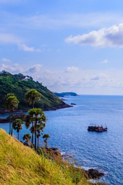 Phuket cliff ve Promthep cape, Phuket, Tayland için en güzel gün batımı bakış açısı yakın küçük adalar güzel deniz manzarası görünümü.