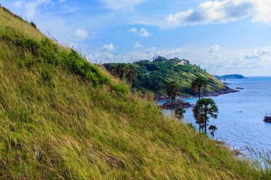 Phuket cliff ve Promthep cape, Phuket, Tayland için en güzel gün batımı bakış açısı yakın küçük adalar güzel deniz manzarası görünümü.