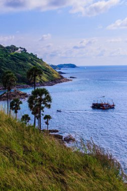 Phuket, Tayland, Thailand, bulutlu gün okyanusta mavi gökyüzü altında derin mavi denize karşı balıkçı teknesi ile renkli deniz manzara.