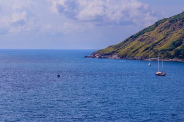 Phuket cliff ve Promthep cape, Phuket, Tayland için en güzel gün batımı bakış açısı yakın küçük adalar güzel deniz manzarası görünümü.