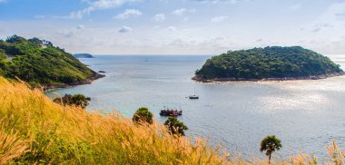 Phuket cliff ve Promthep cape, Phuket, Tayland için en güzel gün batımı bakış açısı yakın küçük adalar güzellikler görünümü.