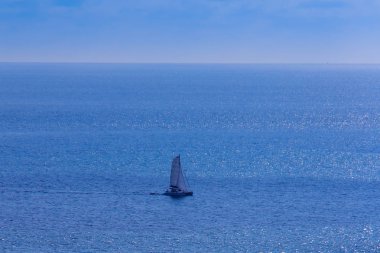 Derin mavi deniz mavi gökyüzü bulutlu gün okyanusun altında karşı yelken tekne ile renkli deniz manzara.