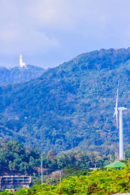 Güzel manzarasına karşı Promthep cape, Phuket, Tayland yakın alternatif enerji üreten bir açık mavi gökyüzü rüzgar çiftliği rüzgar türbini.