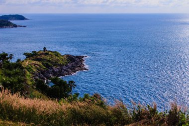 Güzel manzara ve deniz manzarası sayısı Laem Promthep veya Promthep cape, en popüler gün batımı bakış ve landmark Phuket, Tayland.