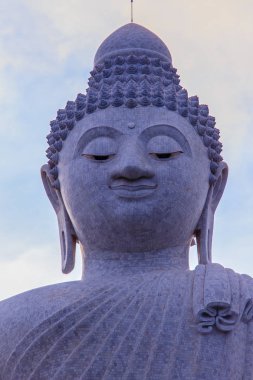 İnanılmaz büyük beyaz mermer Buda heykeli, ünlü turistik üstünde tepe-in tepe Phuket, Tayland.