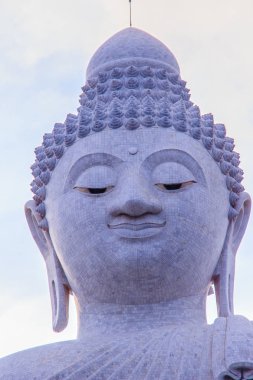 İnanılmaz büyük beyaz mermer Buda heykeli, ünlü turistik üstünde tepe-in tepe Phuket, Tayland.