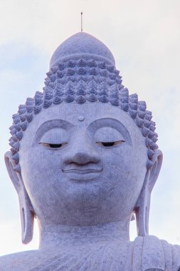 İnanılmaz büyük beyaz mermer Buda heykeli, ünlü turistik üstünde tepe-in tepe Phuket, Tayland.