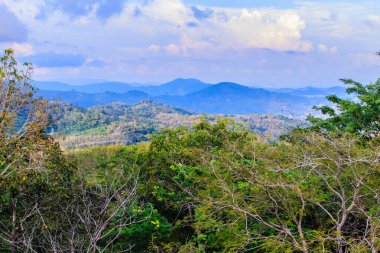 Güzel panoramik manzaralı Phuket Tayland Big Buddha Tepesi'nden. Bu bakış açısı turist Phuket Phuket şehir dahil olmak üzere çevresinde 360 derece manzarasının keyfini çıkarabilirsiniz.