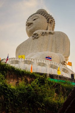 İnanılmaz büyük beyaz mermer Buda heykeli, ünlü turistik üstünde tepe-in tepe Phuket, Tayland.