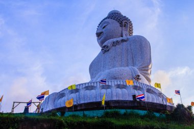 İnanılmaz büyük beyaz mermer Buda heykeli, ünlü turistik üstünde tepe-in tepe Phuket, Tayland.