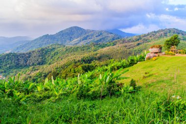 Güzel panoramik manzaralı Phuket Tayland Big Buddha Tepesi'nden. Bu bakış açısı turist Phuket Phuket şehir dahil olmak üzere çevresinde 360 derece manzarasının keyfini çıkarabilirsiniz.