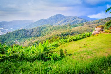 Güzel panoramik manzaralı Phuket Tayland Big Buddha Tepesi'nden. Bu bakış açısı turist Phuket Phuket şehir dahil olmak üzere çevresinde 360 derece manzarasının keyfini çıkarabilirsiniz.
