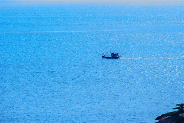 Paysage Marin Coloré Avec Bateau Pêcheur Contre Mer Bleu Profond — Photo