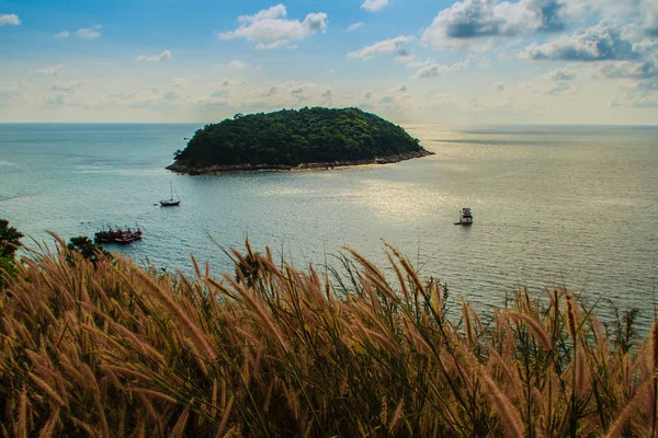 Ładnym Widokiem Phuket Klify Małych Wysp Pobliżu Promthep Cape Najpiękniejszy — Zdjęcie stockowe