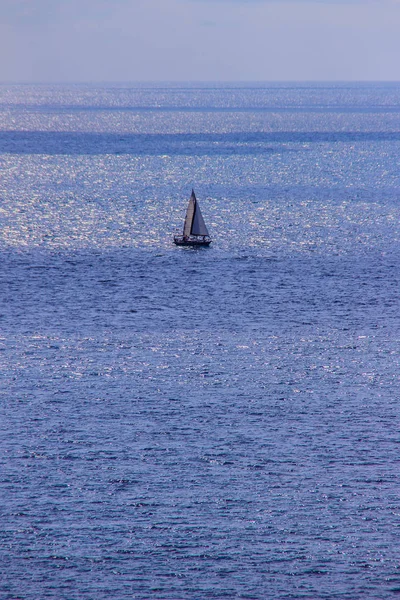 Derin Mavi Deniz Mavi Gökyüzü Bulutlu Gün Okyanusun Altında Karşı — Stok fotoğraf