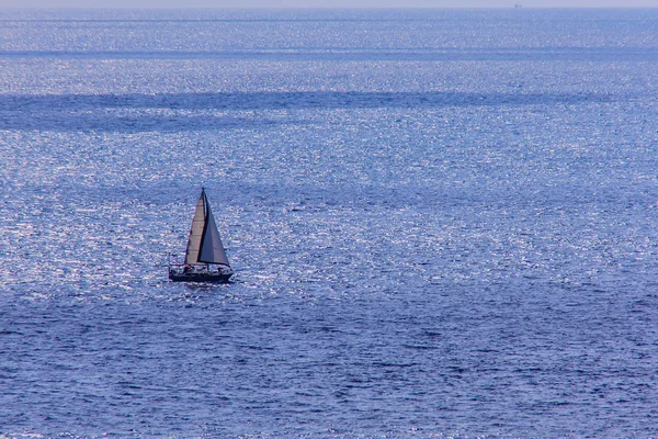 Paisagem Marinha Colorida Com Barco Vela Contra Mar Azul Profundo — Fotografia de Stock