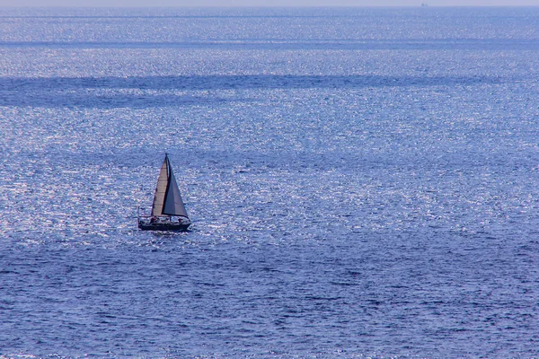 Colorido Paisaje Marino Con Velero Contra Mar Azul Profundo Bajo — Foto de Stock