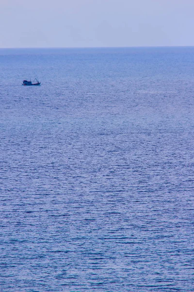 Derin Mavi Deniz Mavi Gökyüzü Bulutlu Gün Okyanusun Altında Karşı — Stok fotoğraf