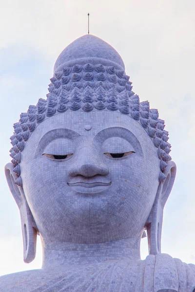 驚くべき大規模な白い大理石の仏像は タイのプーケットに丘の上に有名な観光スポット — ストック写真