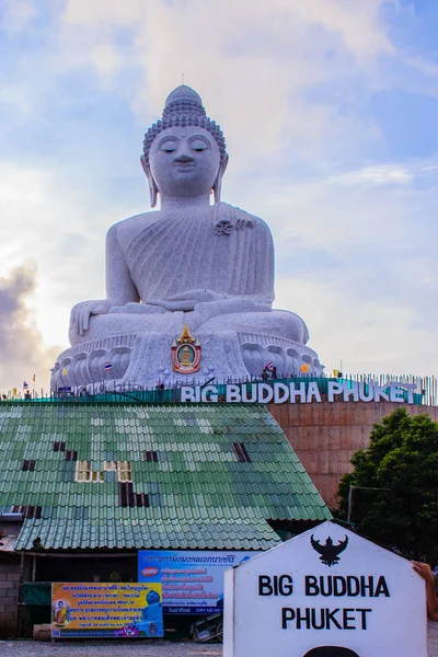 Incroyable Statue Bouddha Marbre Blanc Massif Célèbre Attraction Touristique Sommet — Photo