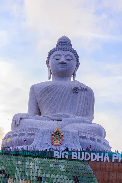 Incroyable Statue Bouddha Marbre Blanc Massif Célèbre Attraction Touristique Sommet — Photo