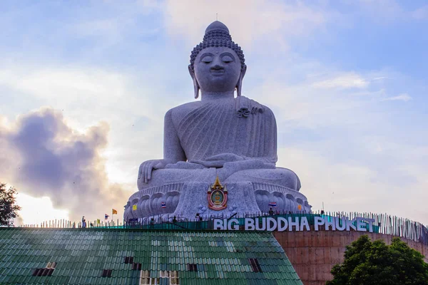 Incroyable Statue Bouddha Marbre Blanc Massif Célèbre Attraction Touristique Sommet — Photo