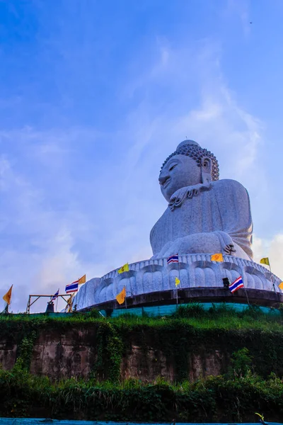 Nanılmaz Büyük Beyaz Mermer Buda Heykeli Ünlü Turistik Üstünde Tepe — Stok fotoğraf