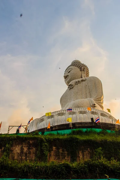 Csodálatos Hatalmas Fehér Márvány Buddha Szobor Híres Turisztikai Attrakció Phuket — Stock Fotó