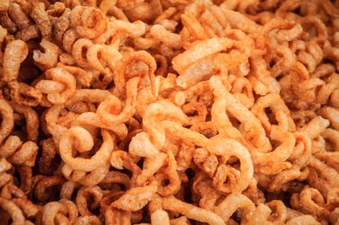 Domuz eti yemek, Domuzderisi, tırmalamak domuz, domuz hışırtı yakından görmek. Yani Domuzderisi, deri veya deri yalın domuz eti gevrek ve ödemeyeceğiz kızarmış. İyi değil abur cubur sizin için.