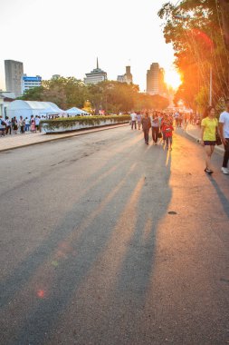Bangkok, Tayland - 17 Ocak 2015: açık havada Lumpini Park, kişilerin tatil veya iş leisured sonra şehrin ortasında genel park bahçe rahatlatıcı zevk Tay insanlar.