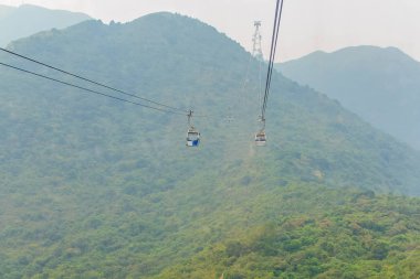 Lantau Island, Hong Kong - 14 Kasım 2014: Güzel görünümünden Hong Kong teleferik, Ngong Ping Köyü, Lantau Island, Hong Kong için popüler toplu ulaşım Tung Chung İstasyonu.