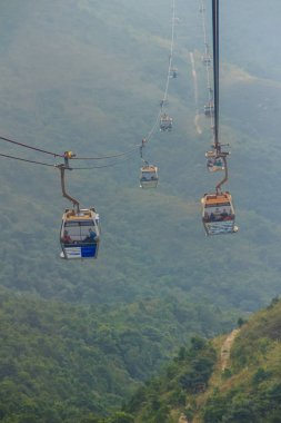 Lantau Island, Hong Kong - 14 Kasım 2014: Güzel görünümünden Hong Kong teleferik, Ngong Ping Köyü, Lantau Island, Hong Kong için popüler toplu ulaşım Tung Chung İstasyonu.