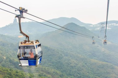 Lantau Island, Hong Kong - 14 Kasım 2014: Güzel görünümünden Hong Kong teleferik, Ngong Ping Köyü, Lantau Island, Hong Kong için popüler toplu ulaşım Tung Chung İstasyonu.