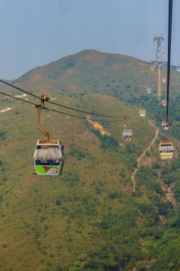 Lantau Island, Hong Kong - 14 Kasım 2014: Güzel görünümünden Hong Kong teleferik, Ngong Ping Köyü, Lantau Island, Hong Kong için popüler toplu ulaşım Tung Chung İstasyonu.