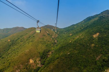 Lantau Island, Hong Kong - 14 Kasım 2014: Güzel görünümünden Hong Kong teleferik, Ngong Ping Köyü, Lantau Island, Hong Kong için popüler toplu ulaşım Tung Chung İstasyonu.