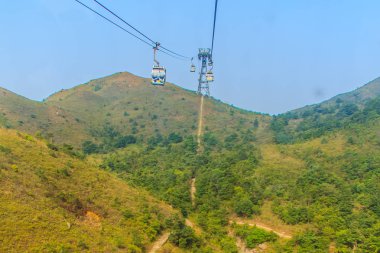 Lantau Island, Hong Kong - 14 Kasım 2014: Güzel görünümünden Hong Kong teleferik, Ngong Ping Köyü, Lantau Island, Hong Kong için popüler toplu ulaşım Tung Chung İstasyonu.