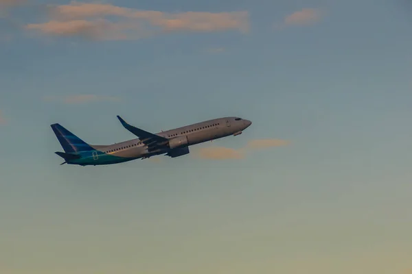 Flygplan Som Lyfter Från Flygplatsen Landningsbanan Upproret Med Moln Blå — Stockfoto