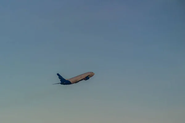 Samolot Zdejmując Pasa Startowego Lotniska Powstanie Chmury Tle Niebieski Niebo — Zdjęcie stockowe