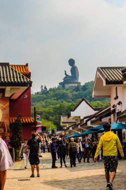 Lantau Island, Hong Kong - 14 Kasım 2014: Turist Po Lin manastırda Lantau Island, Hong Kong, dağ tepe üzerinde dev Tian Tan Buddha statue ziyaret.