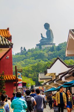 Lantau Island, Hong Kong - 14 Kasım 2014: Turist Po Lin manastırda Lantau Island, Hong Kong, dağ tepe üzerinde dev Tian Tan Buddha statue ziyaret.