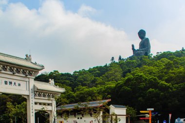 Lantau Island, Hong Kong - 14 Kasım 2014: Turist Po Lin manastırda Lantau Island, Hong Kong, dağ tepe üzerinde dev Tian Tan Buddha statue ziyaret.