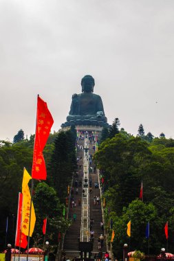 Lantau Island, Hong Kong - 14 Kasım 2014: Turist Po Lin manastırda Lantau Island, Hong Kong, dağ tepe üzerinde dev Tian Tan Buddha statue ziyaret.
