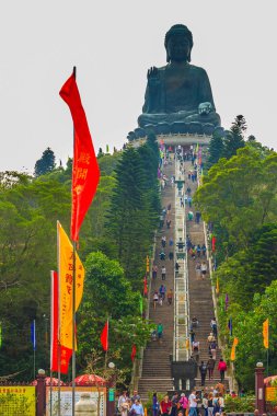 Lantau Island, Hong Kong - 14 Kasım 2014: Turist Po Lin manastırda Lantau Island, Hong Kong, dağ tepe üzerinde dev Tian Tan Buddha statue ziyaret.
