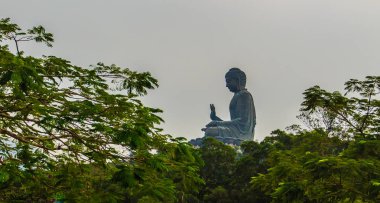 Tele Po Lin manastırda Lantau Island, Hong Kong, dağ tepe üzerinde dev Tian Tan Buddha statue görünümünü yakınlaştırma
