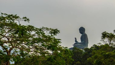 Tele Po Lin manastırda Lantau Island, Hong Kong, dağ tepe üzerinde dev Tian Tan Buddha statue görünümünü yakınlaştırma