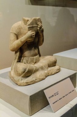 Shenzhen, Çin - 15 Kasım 2014: Shenzhen Müzesi hazineleri ile dolu mükemmelleştirmek devam etti ve doğru malzemeler ziyaretçi 6000 yıllık tarihi gelişim süreci, Shenzhen bölgesinde söyle.