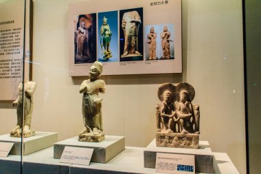 Shenzhen, Çin - 15 Kasım 2014: Shenzhen Müzesi hazineleri ile dolu mükemmelleştirmek devam etti ve doğru malzemeler ziyaretçi 6000 yıllık tarihi gelişim süreci, Shenzhen bölgesinde söyle.