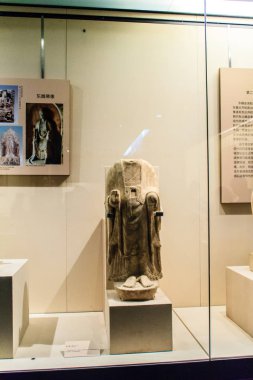 Shenzhen, Çin - 15 Kasım 2014: Shenzhen Müzesi hazineleri ile dolu mükemmelleştirmek devam etti ve doğru malzemeler ziyaretçi 6000 yıllık tarihi gelişim süreci, Shenzhen bölgesinde söyle.