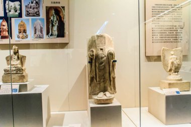 Shenzhen, Çin - 15 Kasım 2014: Shenzhen Müzesi hazineleri ile dolu mükemmelleştirmek devam etti ve doğru malzemeler ziyaretçi 6000 yıllık tarihi gelişim süreci, Shenzhen bölgesinde söyle.